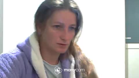 Snapshot of scarlett_queen01 chatting on 10/14/25, 03:29 scarlett_queen01 online show from 10/14/25, 03:29