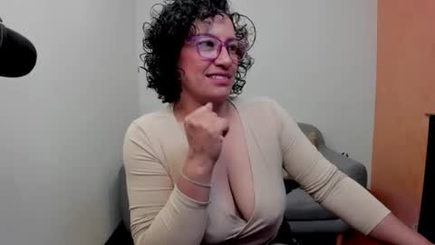 Snapshot of scarlett_sax chatting on 06/20/26, 10:34 Scarlett sax online show from 06/20/26, 10:34
