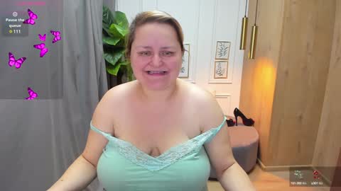 Snapshot of scarlettsoft chatting on 12/17/24, 06:02 Scarlett online show from 12/17/24, 06:02