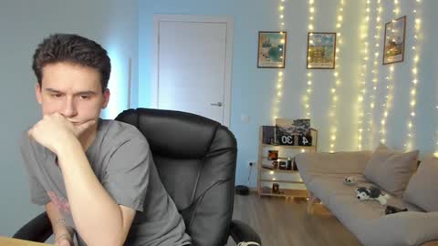 Snapshot of scooby_r chatting on 12/21/24, 12:27 Thomas brunette and Alex blond online show from 12/21/24, 12:27