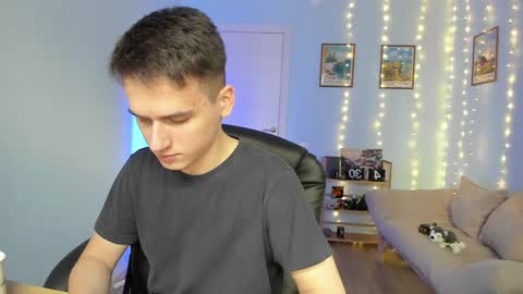 Snapshot of scooby_r chatting on 01/05/25, 08:22 Thomas brunette and Alex blond online show from 01/05/25, 08:22