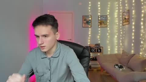 Snapshot of scooby_r chatting on 01/06/25, 11:29 Thomas brunette and Alex blond online show from 01/06/25, 11:29