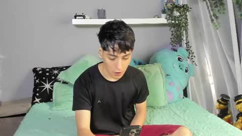 Snapshot of sebas_rosse chatting on 06/12/26, 01:43 sebastian online show from 06/12/26, 01:43