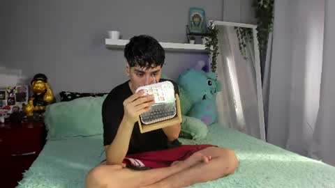 Snapshot of sebas_rosse chatting on 06/17/26, 08:32 sebastian online show from 06/17/26, 08:32