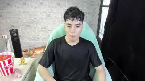 Snapshot of sebas_rosse chatting on 06/25/26, 10:25 sebastian online show from 06/25/26, 10:25