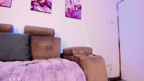     .  INDEPENDENT MODEL online show from 02/06/26, 01:14