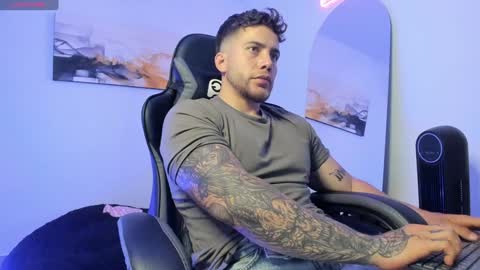 Snapshot of sebastianortizm chatting on 12/22/24, 11:31 Lucian Sinclair online show from 12/22/24, 11:31