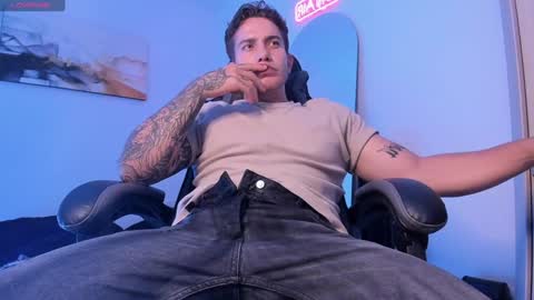 Snapshot of sebastianortizm chatting on 01/14/25, 12:11 Lucian Sinclair online show from 01/14/25, 12:11