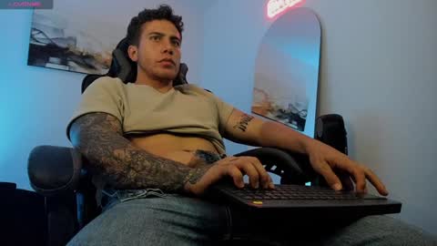 Snapshot of sebastianortizm chatting on 01/16/25, 12:55 Lucian Sinclair online show from 01/16/25, 12:55