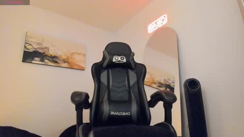 Snapshot of sebastianortizm chatting on 01/26/25, 12:37 Lucian Sinclair online show from 01/26/25, 12:37