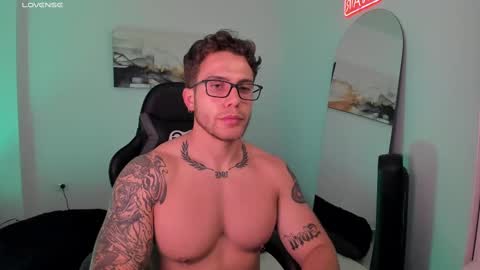 Snapshot of sebastianortizm chatting on 02/20/25, 12:30 Lucian Sinclair online show from 02/20/25, 12:30