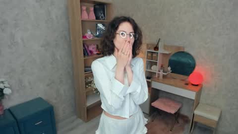 Mia online show from 05/31/26, 05:59