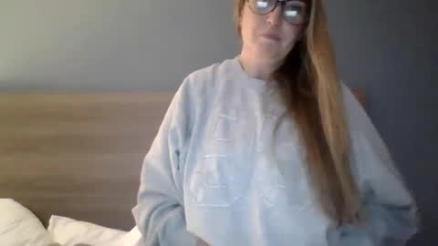 secretskyla online show from 10/16/25, 01:28