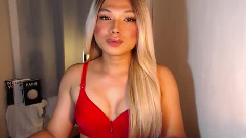 Snapshot of seductivedeluxe69 chatting on 09/14/25, 04:39 Deluxe online show from 09/14/25, 04:39