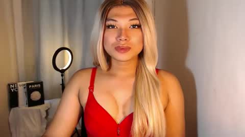 Snapshot of seductivedeluxe69 chatting on 09/15/25, 05:29 Deluxe online show from 09/15/25, 05:29