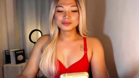 Snapshot of seductivedeluxe69 chatting on 09/16/25, 12:00 Deluxe online show from 09/16/25, 12:00