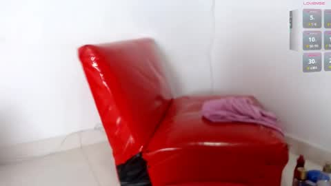Snapshot of seductivespellvagina80 chatting on 05/05/26, 05:37 Estefany online show from 05/05/26, 05:37