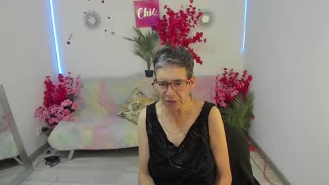 Selena online show from 09/18/25, 11:12