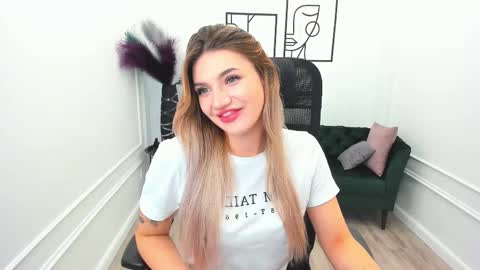 Snapshot of selenaemoore chatting on 09/28/25, 07:41 selenaemoore online show from 09/28/25, 07:41