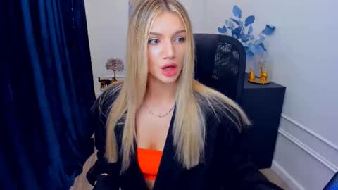 selenaemoore online show from 11/30/25, 06:34