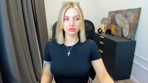 selenaemoore online show from 04/19/26, 03:39