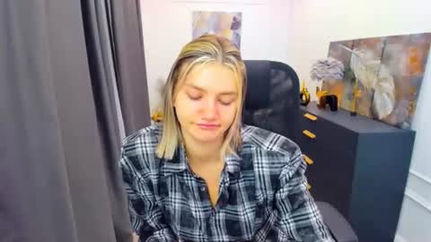 Snapshot of selenaemoore chatting on 04/25/26, 03:42 selenaemoore online show from 04/25/26, 03:42