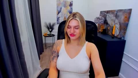 Snapshot of selenaemoore chatting on 05/01/26, 03:55 selenaemoore online show from 05/01/26, 03:55