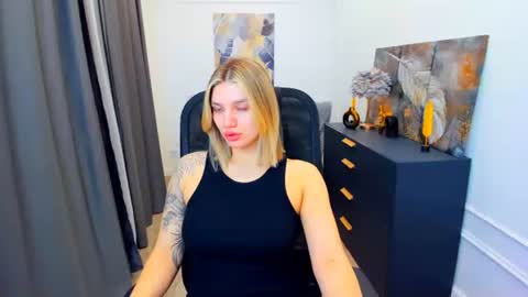 Snapshot of selenaemoore chatting on 05/05/26, 03:36 selenaemoore online show from 05/05/26, 03:36
