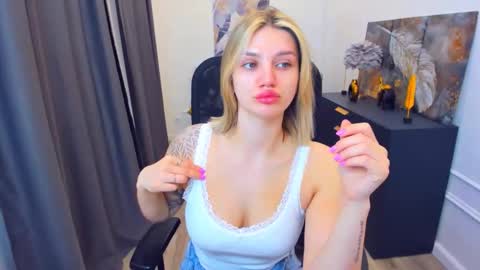 Snapshot of selenaemoore chatting on 05/06/26, 03:35 selenaemoore online show from 05/06/26, 03:35