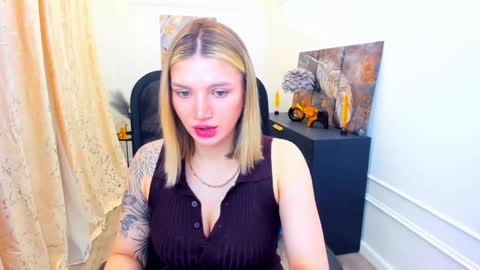 Snapshot of selenaemoore chatting on 05/27/26, 03:47 selenaemoore online show from 05/27/26, 03:47