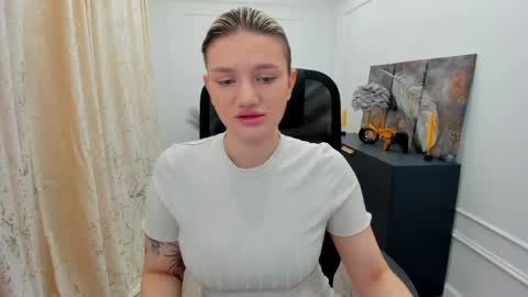 Snapshot of selenaemoore chatting on 05/30/26, 03:47 selenaemoore online show from 05/30/26, 03:47