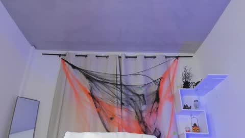 Snapshot of selenafox_0 chatting on 10/28/25, 02:04 selenafox online show from 10/28/25, 02:04