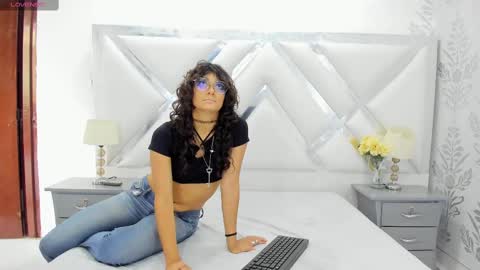 Selena reyess online show from 09/29/25, 08:24