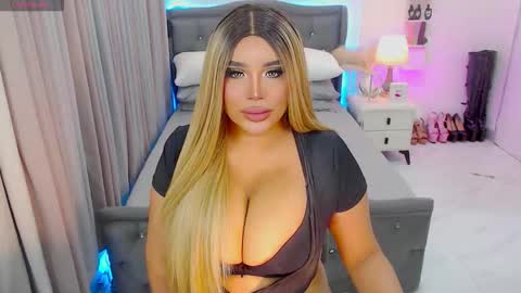 Kyla Yung online show from 10/22/25, 09:42