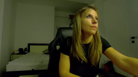 Snapshot of sellena_angel chatting on 05/14/26, 04:25 sellena_angel online show from 05/14/26, 04:25
