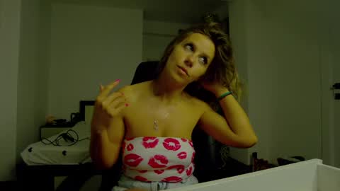 Snapshot of sellena_angel chatting on 06/06/26, 04:23 sellena_angel online show from 06/06/26, 04:23