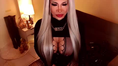 Snapshot of sensational_diva chatting on 12/31/24, 01:47 unstappable queen kate online show from 12/31/24, 01:47