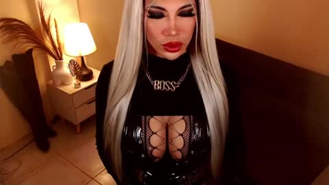 Snapshot of sensational_diva chatting on 02/10/25, 01:35 unstappable queen kate online show from 02/10/25, 01:35