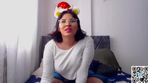 Snapshot of sensual_flame chatting on 12/24/24, 08:16 Camille and sophie online show from 12/24/24, 08:16