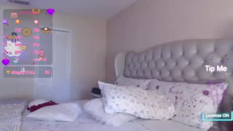 Snapshot of sensual_paradise_ chatting on 07/19/26, 06:33 V online show from 07/19/26, 06:33
