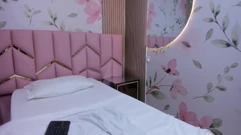 Sophie     online show from 12/01/25, 11:32