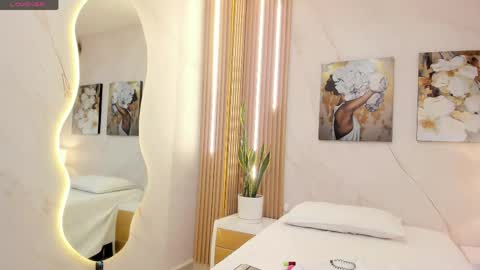 Snapshot of sensual_sophie_ chatting on 05/15/26, 11:06 Sophie online show from 05/15/26, 11:06