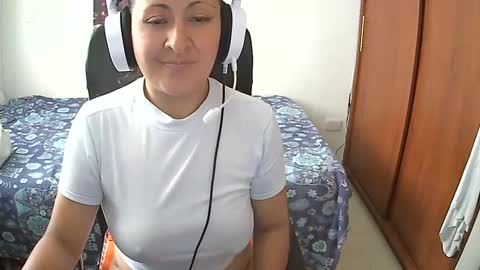 Snapshot of senthix1983 chatting on 02/21/25, 08:27 senthix heyy promo en OnlyFans aprovecha 85 descuento online show from 02/21/25, 08:27