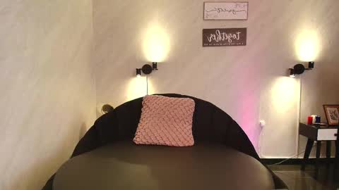 Snapshot of seren_bleck chatting on 02/15/25, 09:38 Seren Follow me online show from 02/15/25, 09:38