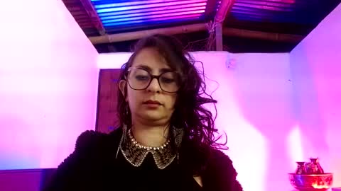 Snapshot of serena_xyz chatting on 12/16/25, 01:43 Serena Xyz online show from 12/16/25, 01:43