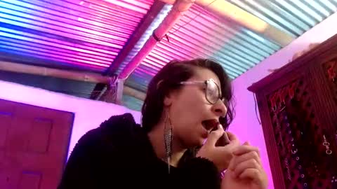 Snapshot of serena_xyz chatting on 12/16/25, 07:19 Serena Xyz online show from 12/16/25, 07:19