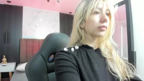 Snapshot of serene_waves chatting on 09/19/25, 12:39 Serene online show from 09/19/25, 12:39