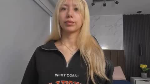 Snapshot of serene_waves chatting on 10/04/25, 01:20 Serene online show from 10/04/25, 01:20