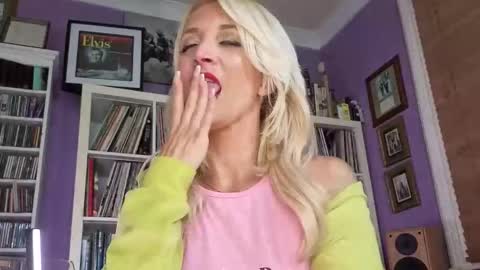 Snapshot of serenexxmilf chatting on 06/01/26, 08:43 serenexx your MILF online show from 06/01/26, 08:43