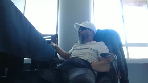 Snapshot of serioyhetero19 chatting on 09/15/25, 09:04 hetero serio discreto online show from 09/15/25, 09:04